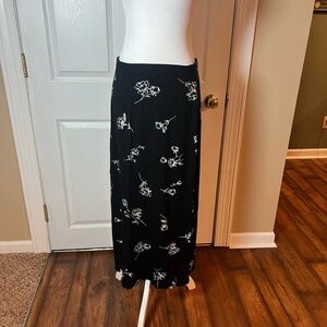 Emma James Liz Claiborne Women's Size M Black White Floral Maxi Skirt Scalloped